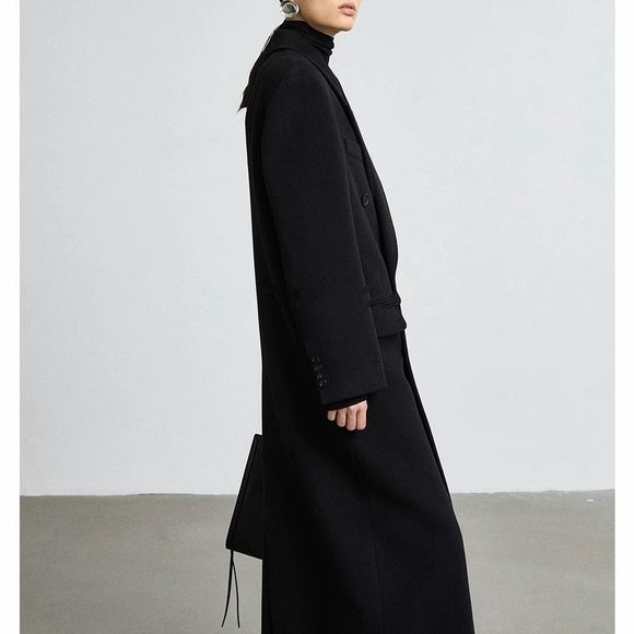 Elegant Black Double-Breasted Coat - Picture 4 of 5